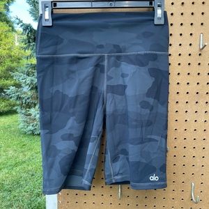 Alo yoga camo biker shorts size medium